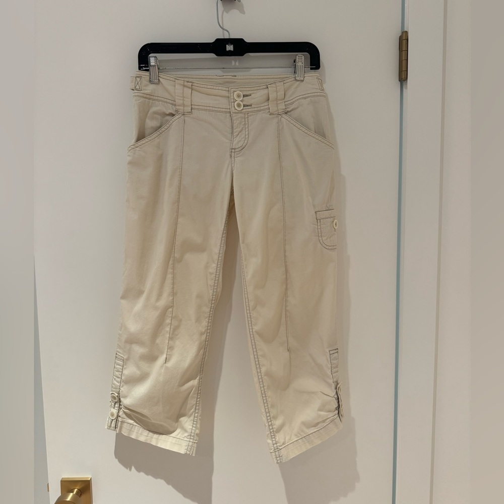 Super cute Anthropologie Sitwell Cropped cream colored cargo pants, size 4
